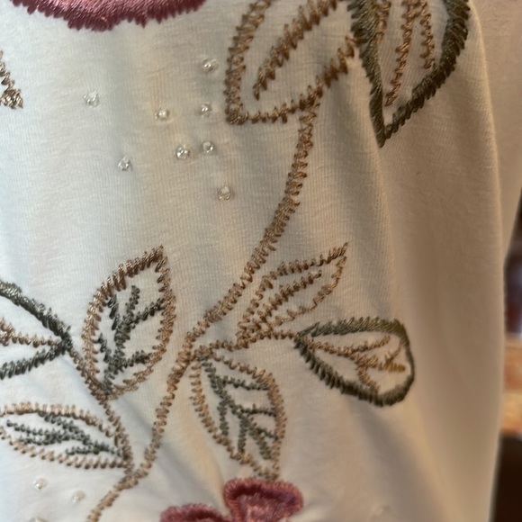 Embroidered Tee SZ Large Massive Roses - Picture 6 of 12